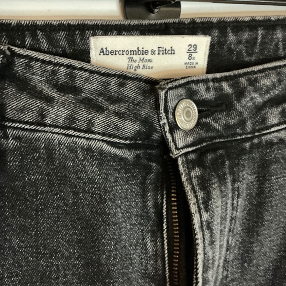 Women’s Abercrombie & Fitch 29/8 The Mom High Rise Curve Love black denim - Picture 3 of 5